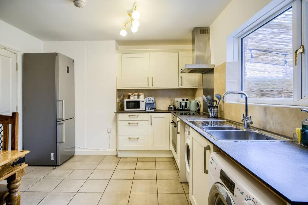 Low Rate For A 4-Bedroom House In Coventry With Free Unlimited Wi-Fi 2 Car Parking 53 Qmc Luaran gambar